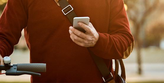 mężczyzna trzymający telefon