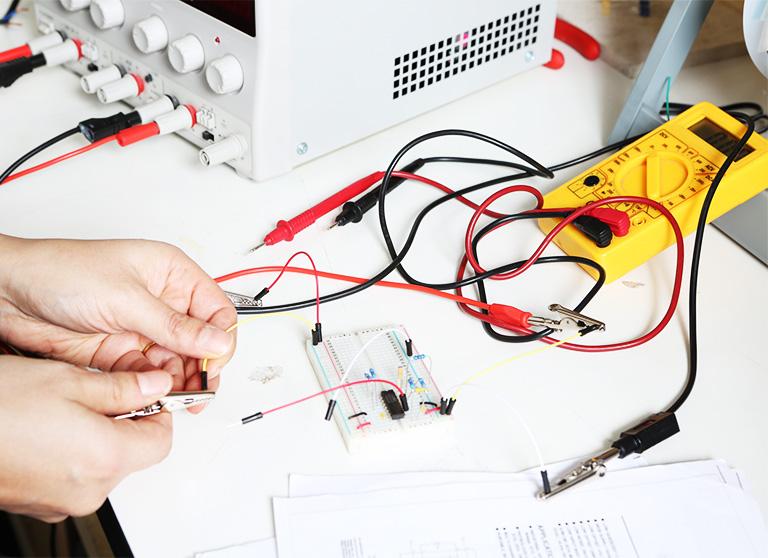 elektryk podłączający prąd do płytki